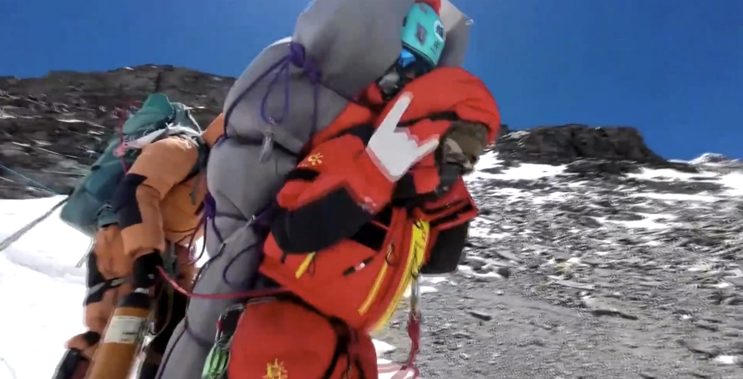 Auf den Rücken geschnallt trug der Sherpa den Mann aus der Todeszone des Mount Everest