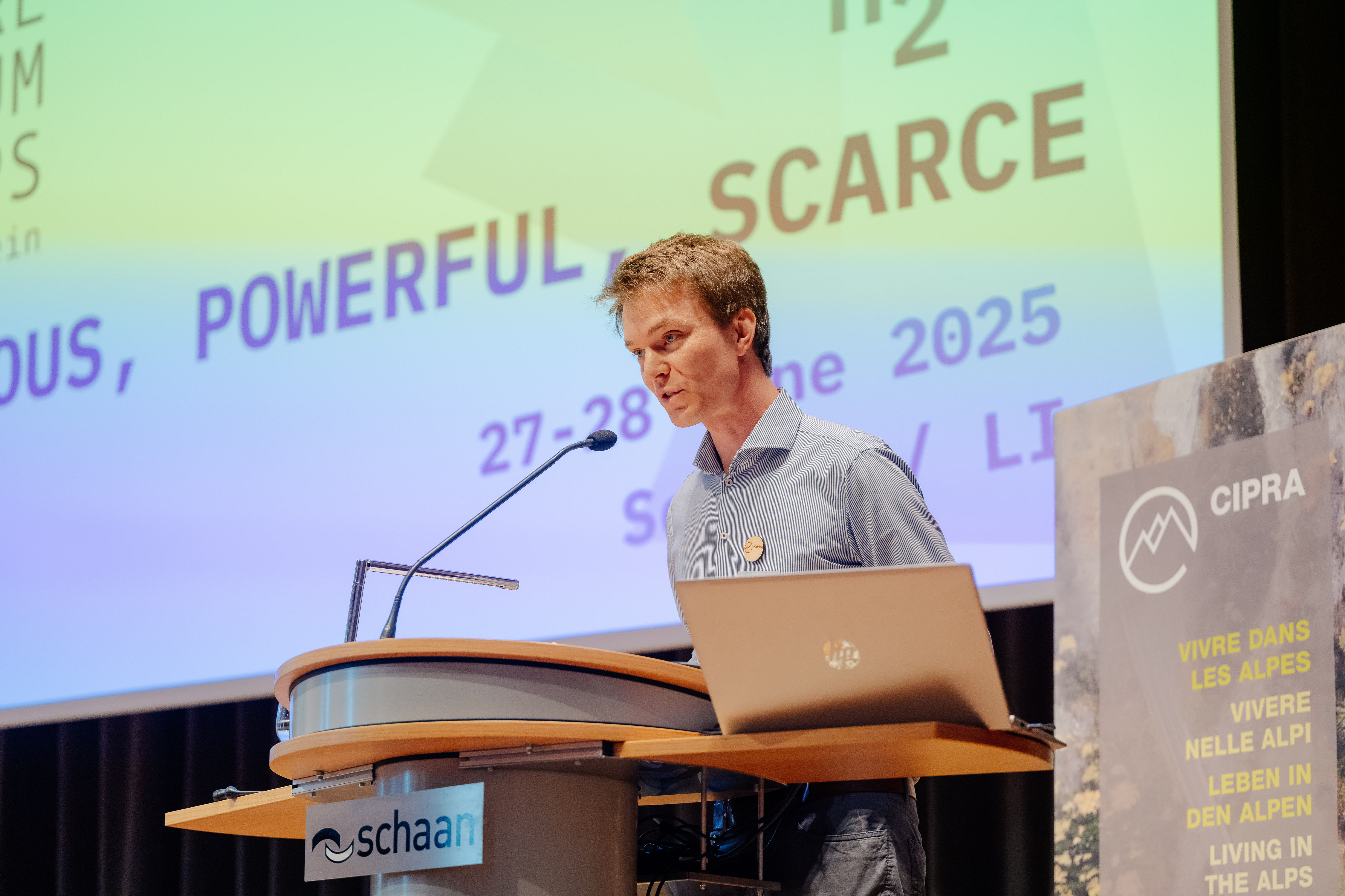 Roth ist auch auf der großen Bühne zuhause: hier beim Zukunftsforum Alpen 2025.