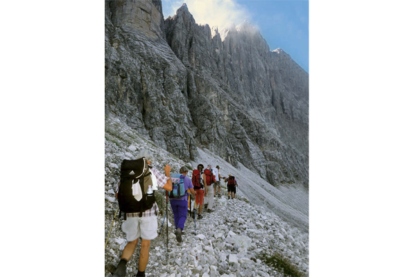 Einer der landschaftlichen Höhepunkte am »Einser« ist der Weg unter der 1000-Meter- Wand der Civetta