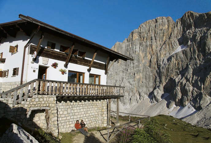 Das Rifugio Tissi mit der gewaltigen Nordwestwand der Civetta