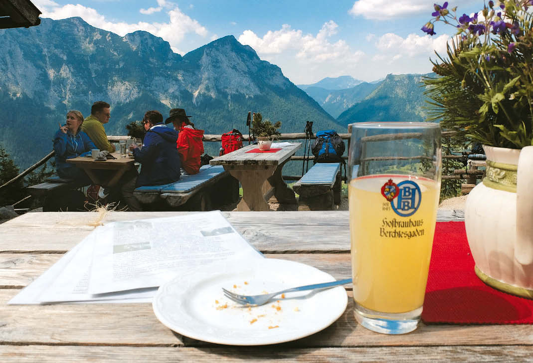 Mehr bleibt vom Kuchen an der wunderbaren Schärtenalm nie übrig.