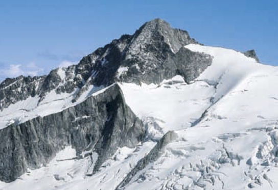 Am Schönbichler Horn ziehen die Gletscher und Grate des Hauptkammes den Bergsteiger in ihren Bann; hier der Turnerkamp