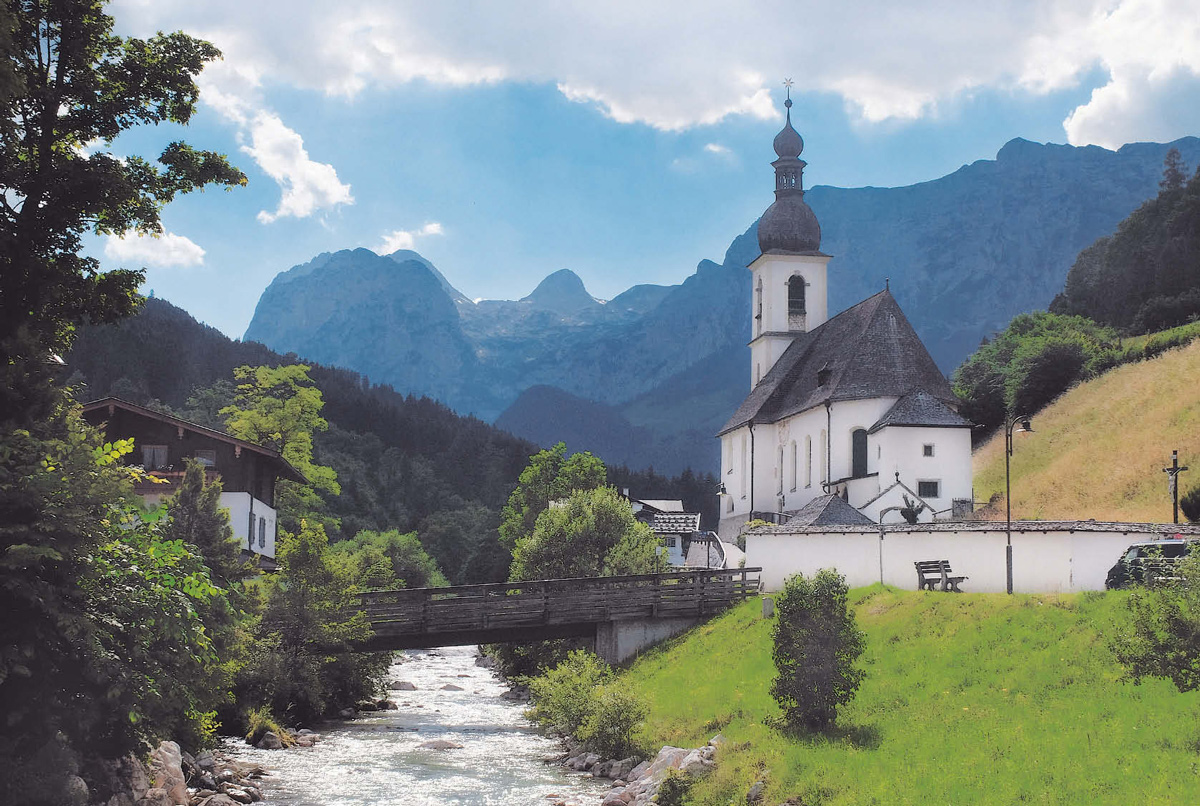 Bergdorf: Ramsauer Ache und St. Sebastian vor dem Wagendrischelhorn