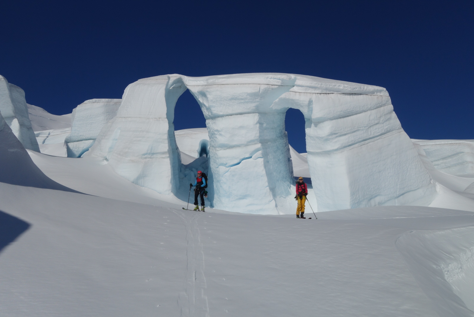 Gletscher und Skifahrerinnen