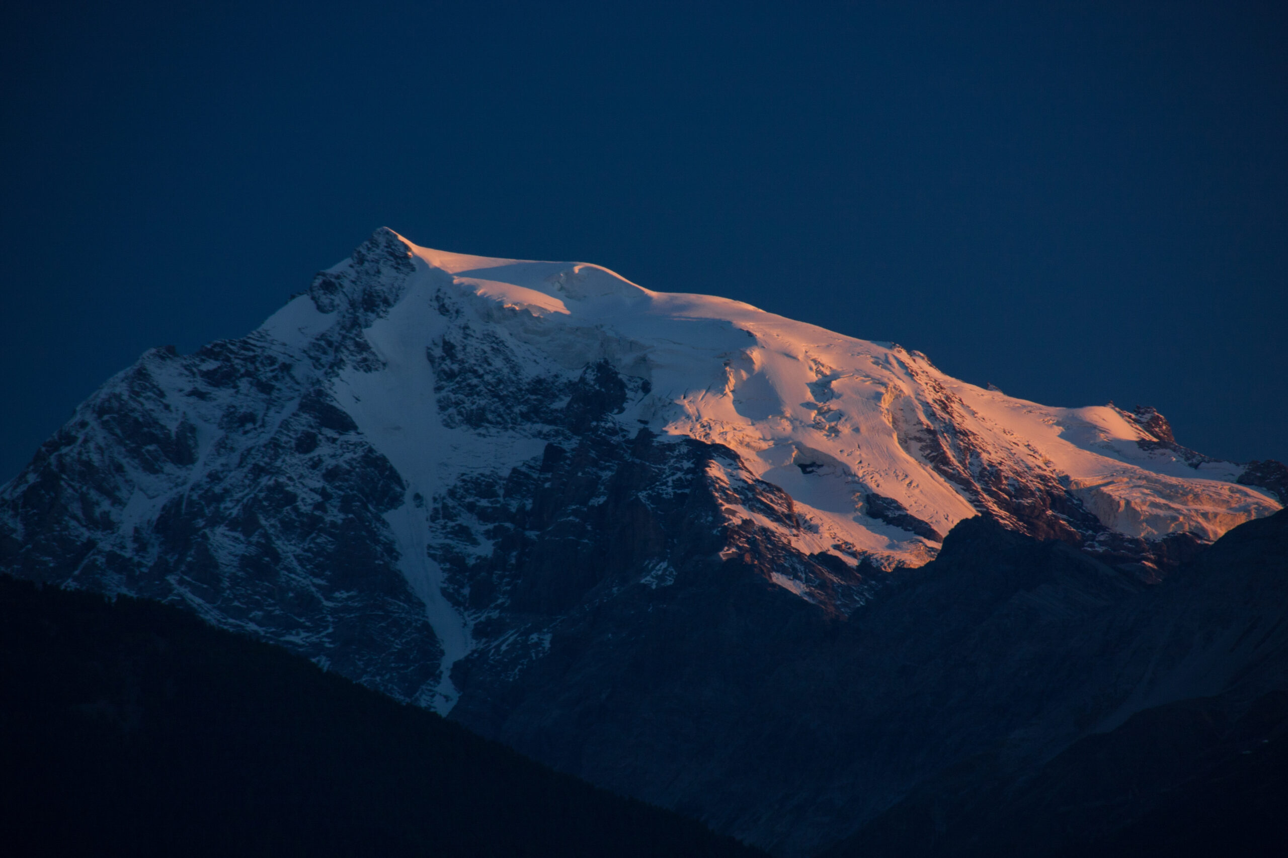 Am Ortler kam es zu einem Lawinenabgang. Ein Skitourengeher wird vermisst.