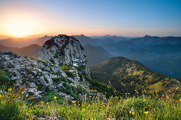 Die Tegernseer Hütte zwischen Roß- und Buchstein im ersten Morgenlicht