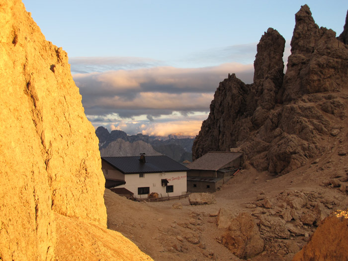 Regelmäßig geraten Bergsteiger am Langkofel in die Dunkelheit. Glück für sie, dass die Hütte existiert.