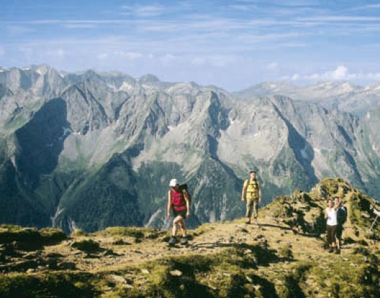 Beim Aufstieg zur Ahornspitze zeigen sich die Kämme der Zillertaler Alpen in ihrer ganzen Wucht