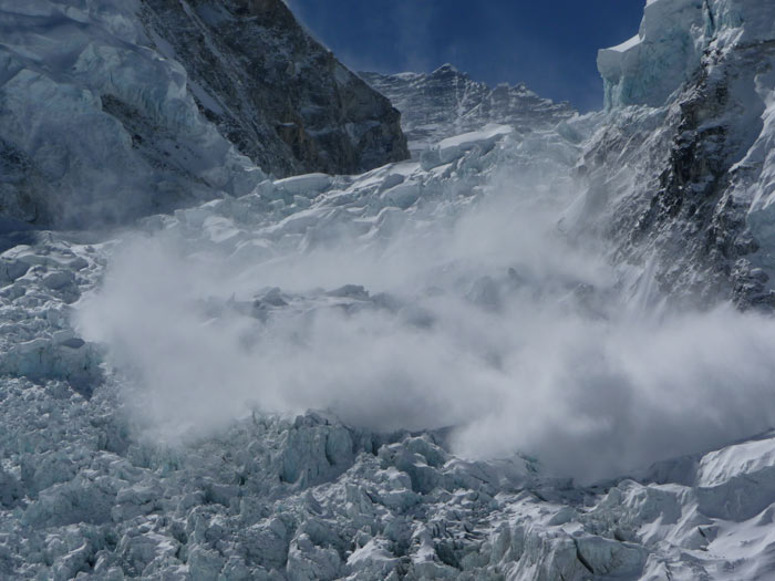 Lawine im Khumbu-Eisfall