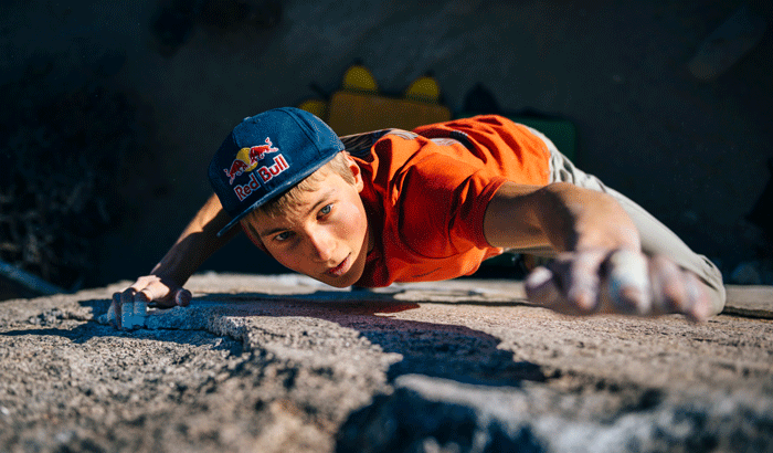 Alex Megos beim Bouldern im Gebiet Buttermilk Boulders nahe Bishop, USA