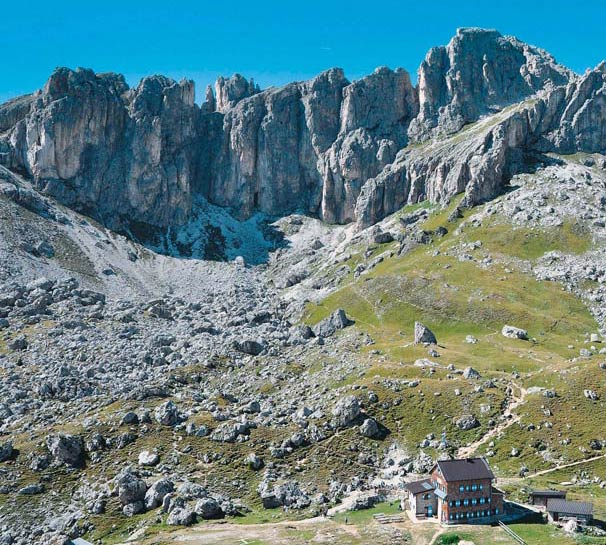 Spektakuläre Gipfel umragen die Rotwandhütte im Rosengarten.