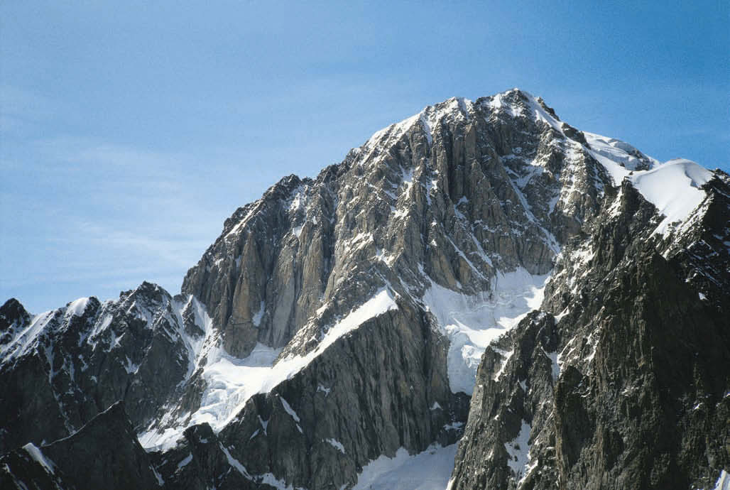 Die Frêneyseite des Mont Blanc, die drei Pfeiler liegen im Schatten