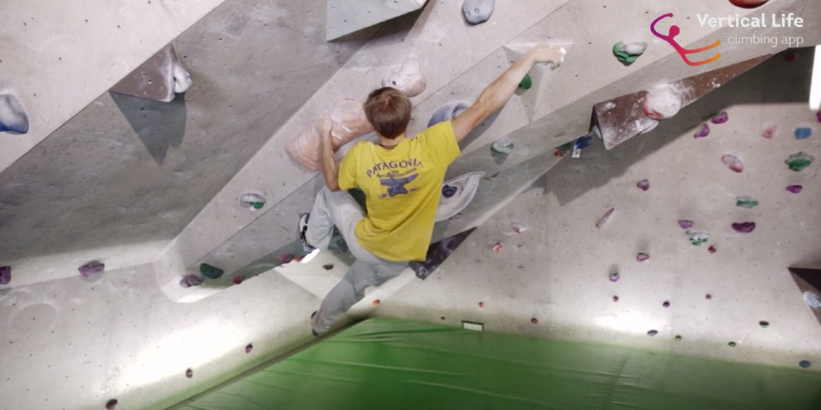Alex Megos im Café Kraft - eine der Kletterhallen, die in der Vertical-Life App zu finden ist.
