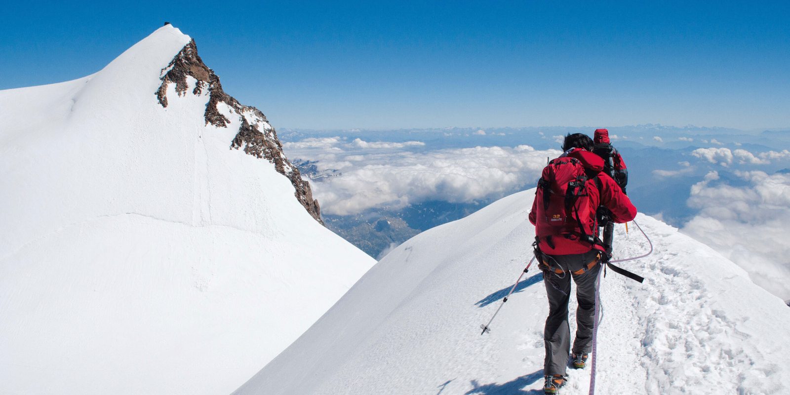 Hinter der Parrotspitze erhebt sich als nächstes die Signalkuppe, an deren Gipfel sich die Capanna Margherita klammert.