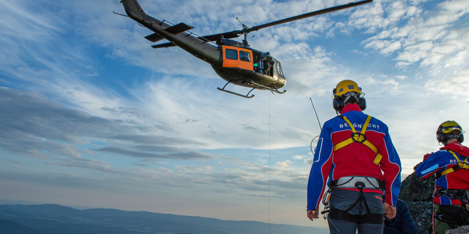 Die Bergwacht bei einer Luftrettung mit dem Hubschrauber. (Symbolbild)