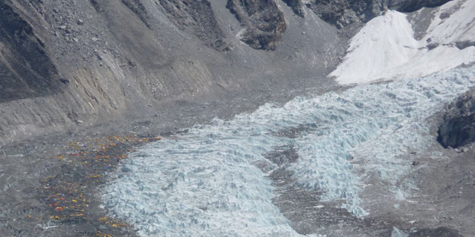 Gelbe Pünktchen: Vom Gipfel des Lobuche aus ist das EBC kaum mehr zu erkennen.