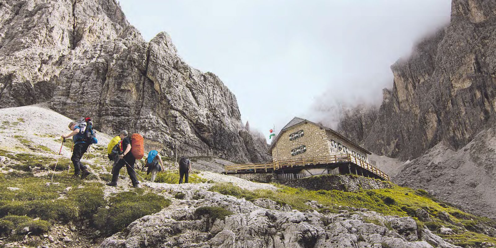 Wenn eine Schlechtwetterfront naht, ziehen Wolkenfetzen auch um die Langkofelhütte, die auf 2256 Metern nahe der Felswand klebt.