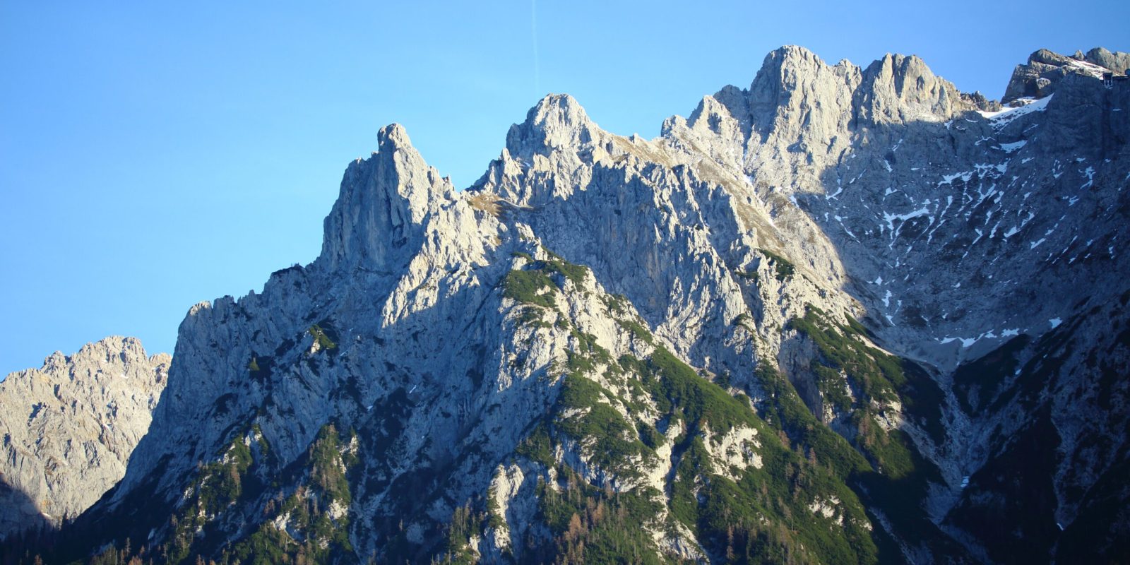 An der Viererspitze (linker Gipfel) im Karwendel ist ein junger Bergsteiger ums Leben gekommen.
