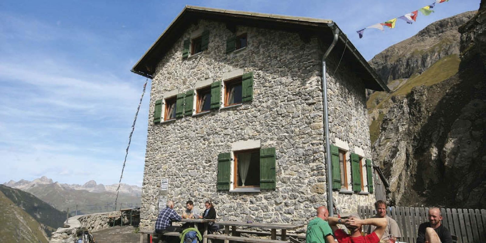 Ein Werk aus Stein: Die Simmshütte trotzt in 2002 Metern Höhe auf einem Hangfuß Wind und Wetter.