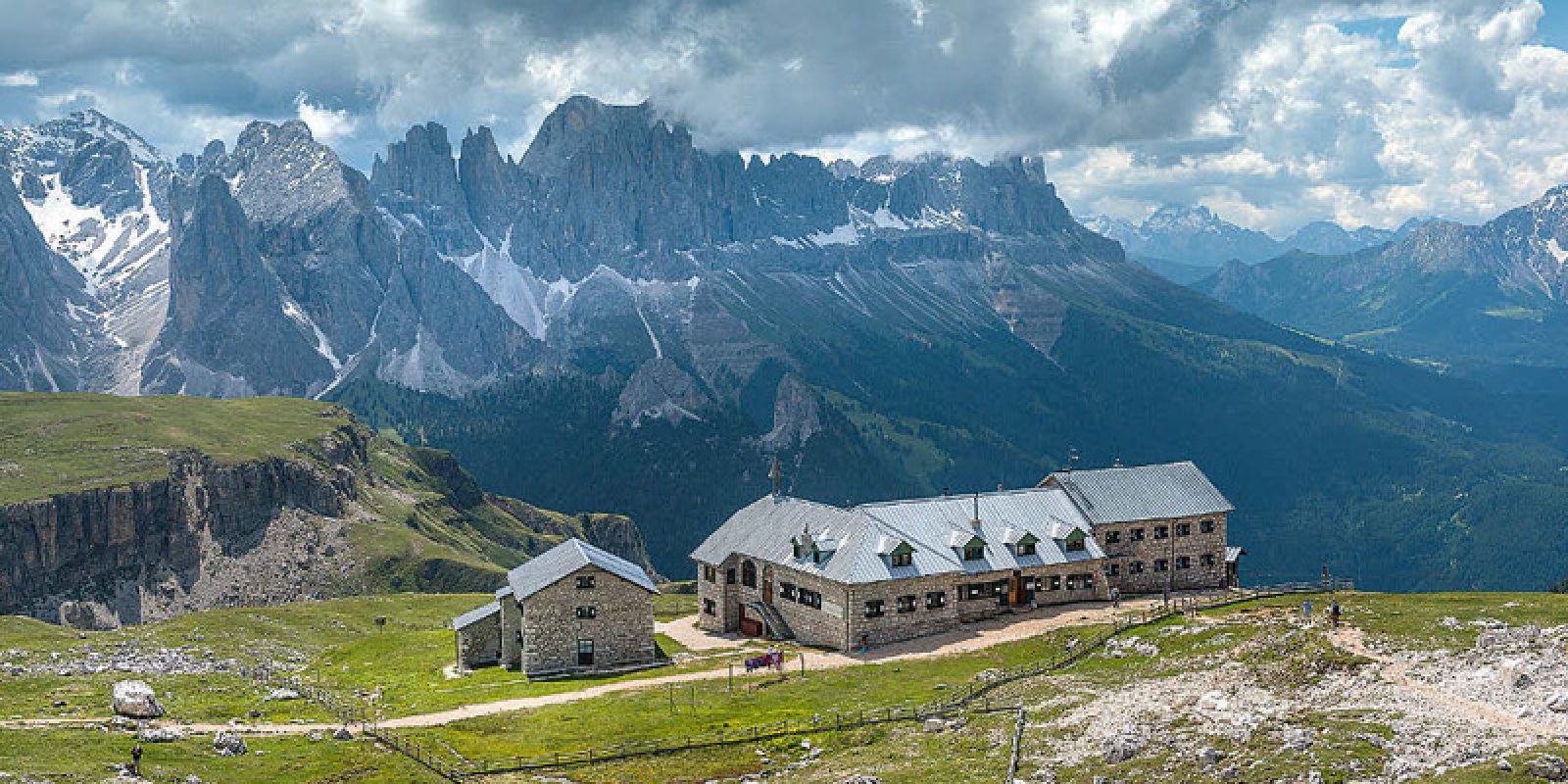 Von den Schlernhäusern bietet sich dem Wanderer ein Prachtblick auf den Rosengarten