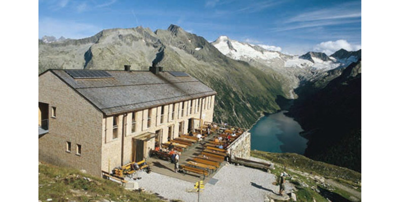 Die Olpererhütte hoch über dem Schlegeis-Speicher, hinten Greinerkamm und Möseler