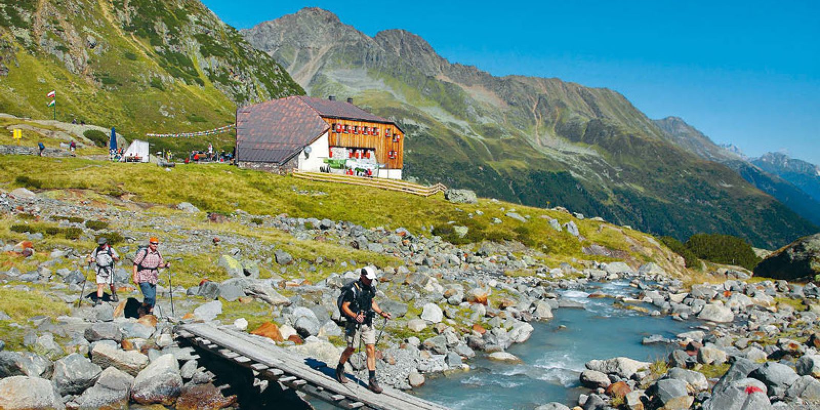 Die Sulzenauhütte liegt auf der 4. Etappe des Stubaier Höhenwegs