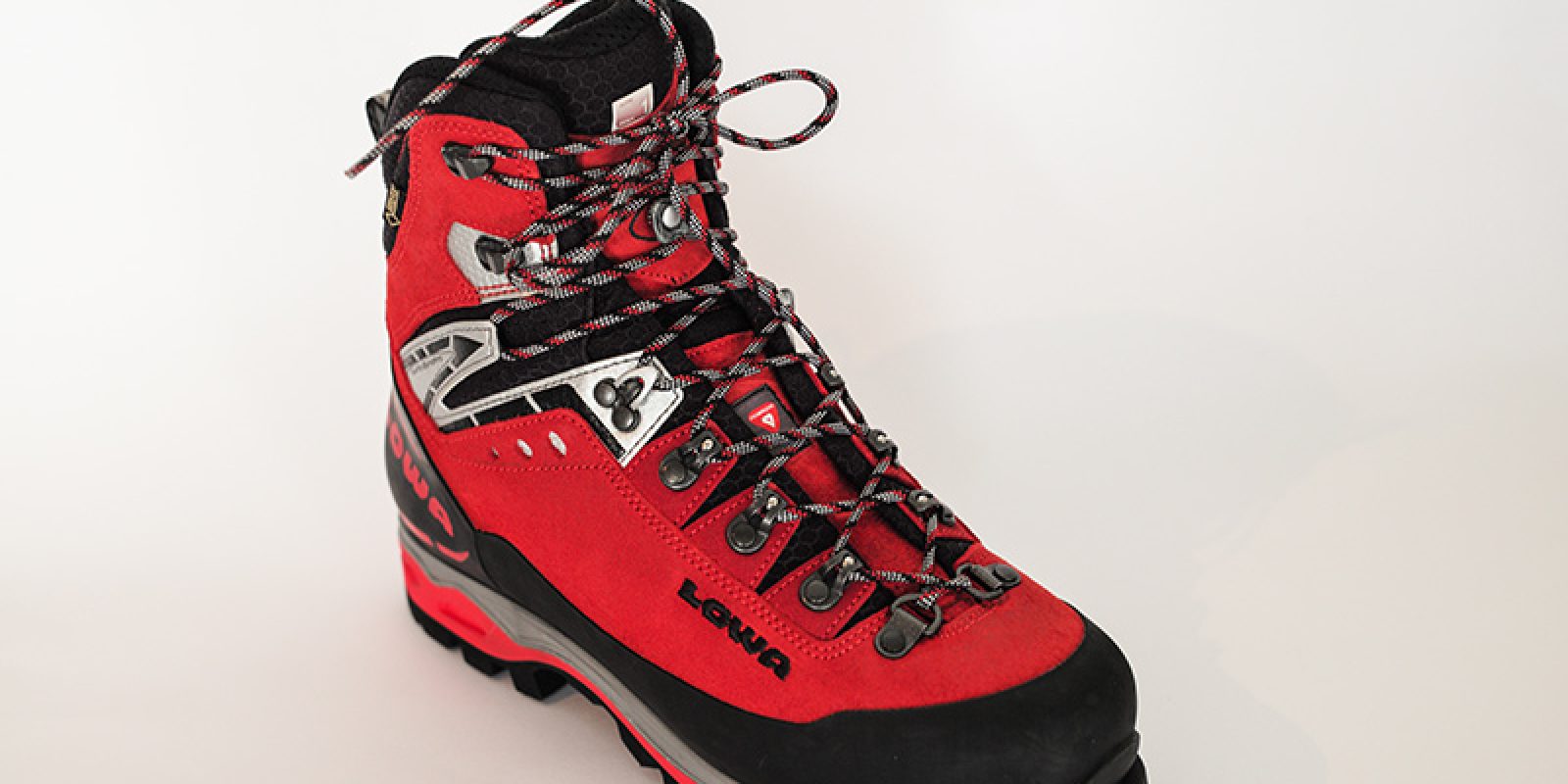 Im BERGSTEIGER Test 08/2015: LOWA Mountain Expert GTX Hochtourenschuh