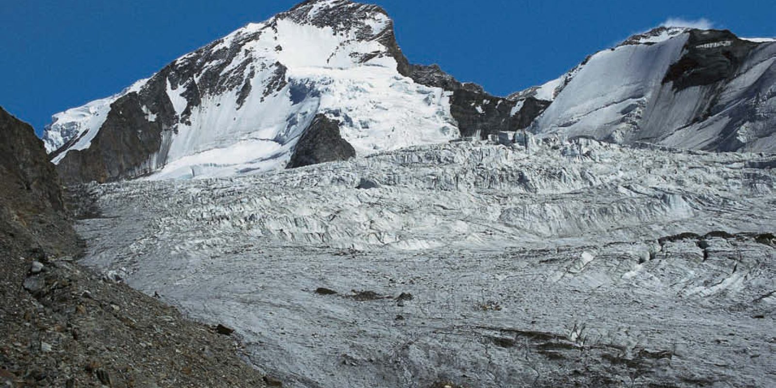 Gipfelzwillinge – über dem zerklüfteten Festigletscher ragen Dom (links) und Täschhorn (rechts) auf