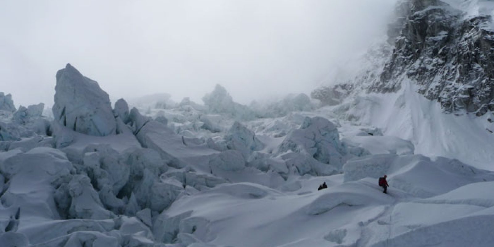 Zur Akklimatisierung geht es durch den Eisfall zum Lager 1.