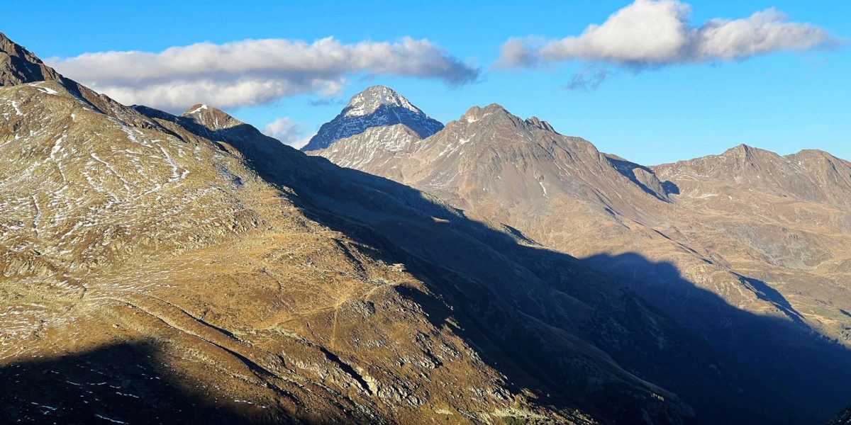 Felsgipfel Piz Linard (3410 m) und Piz Murtera (3044 m) im Massiv der Silvretta-Alpen oberhalb des Flüelapasses, Zernez - Kanton Graubünden, Schweiz