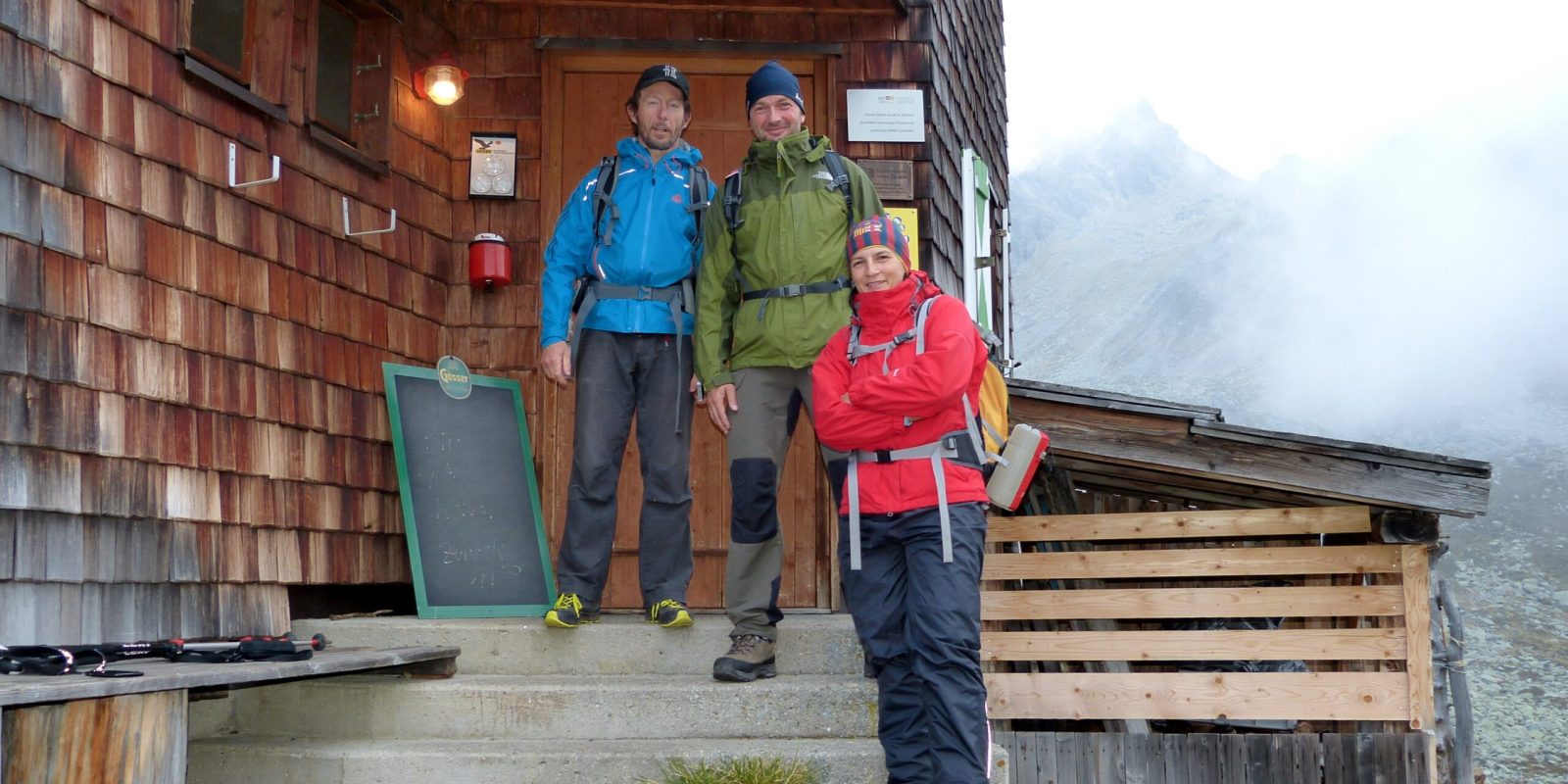 Mit Harry vor der Hütte