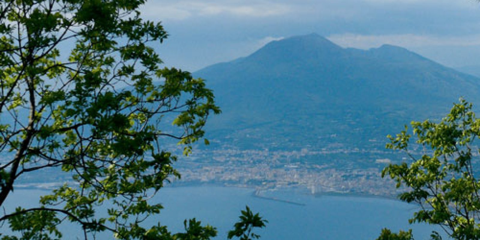 Die Bucht von Neapel und der Vesuv vom Monte Faito aus gesehen