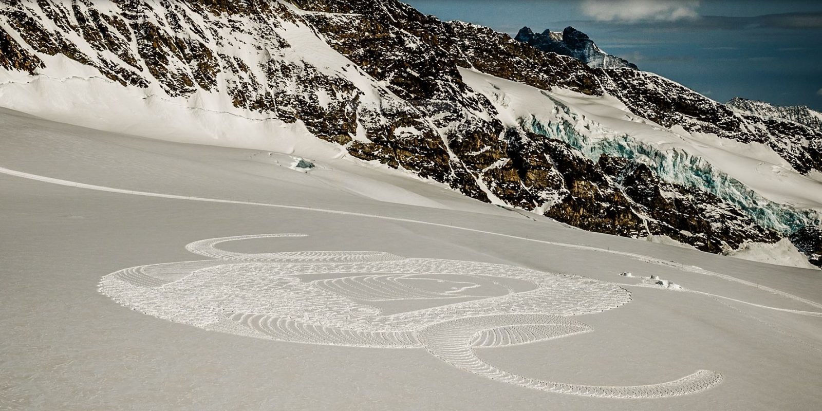 Schneekünstler Simon Beck "wandert" einen Widderkopf in den Schnee