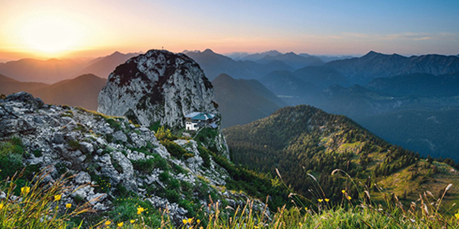 Die Tegernseer Hütte zwischen Roß- und Buchstein im ersten Morgenlicht
