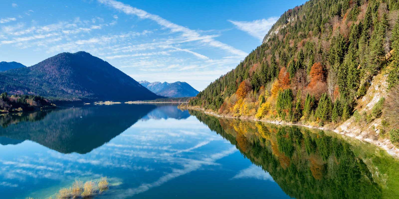 Am Sylvensteinsee muss die Isar eine unfreiwillige Pause einlegen.