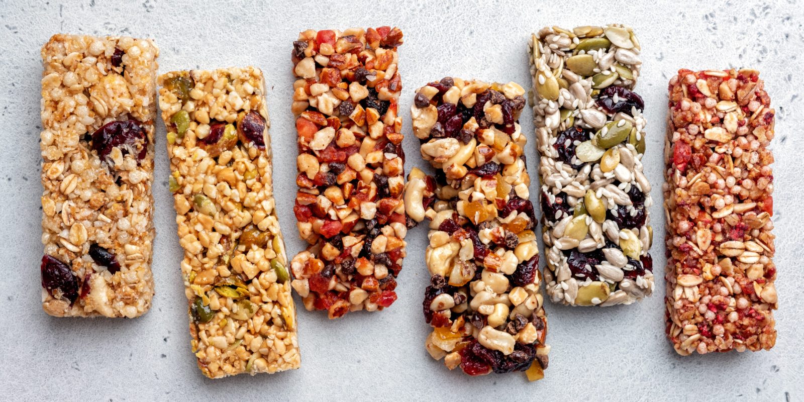 Energieriegel sind die praktische Snack-Option bei jeder Outdoor-Tour.