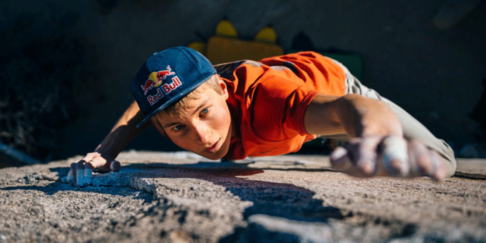 Alex Megos beim Bouldern im Gebiet Buttermilk Boulders nahe Bishop, USA