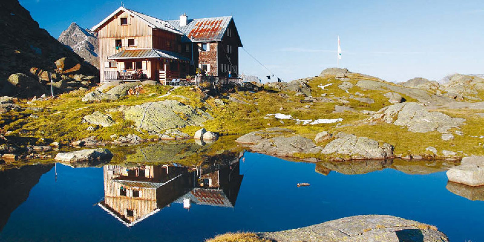 Die Bremer Hütte liegt idyllisch in den Stubaier Alpen