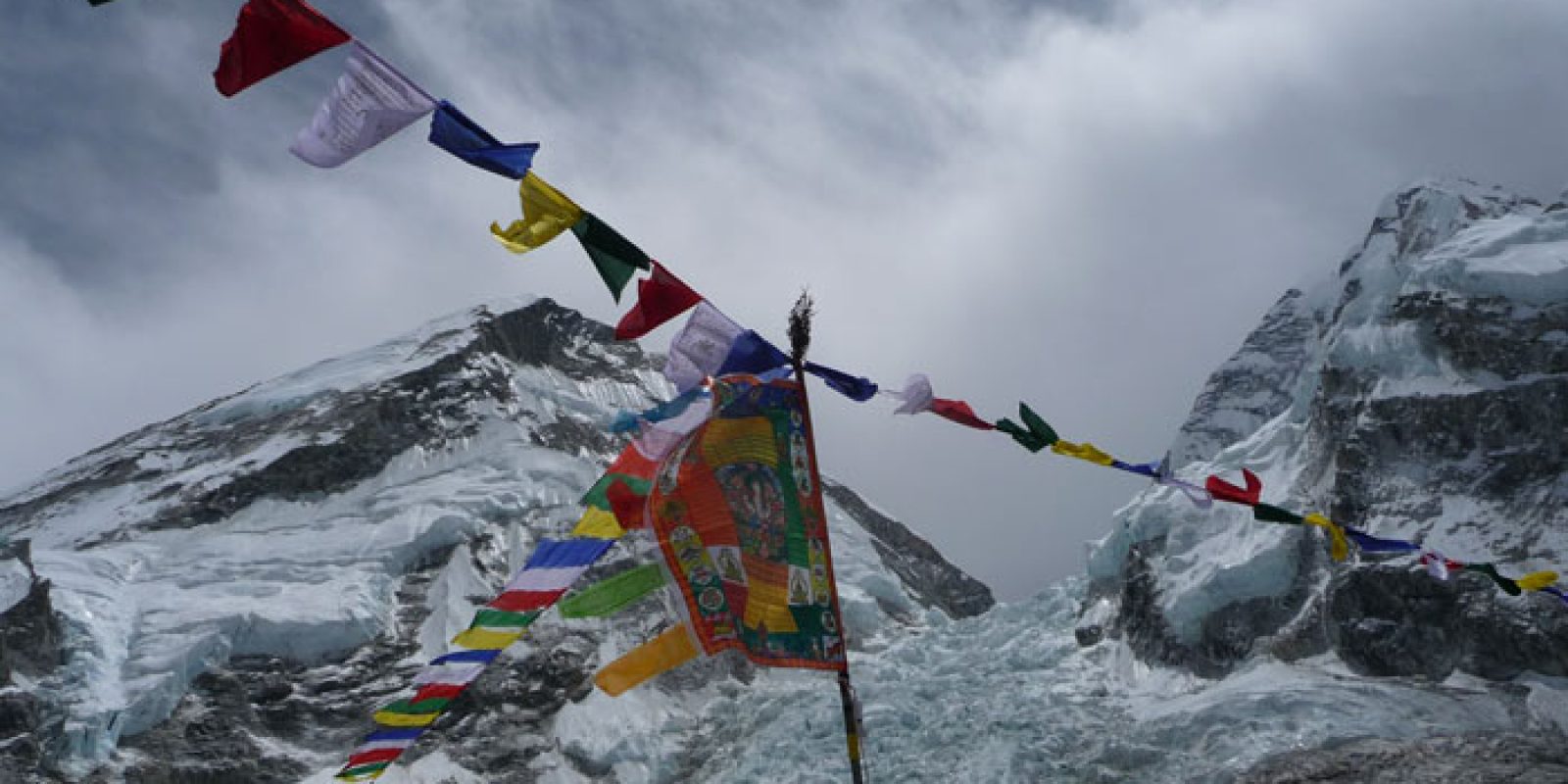 Gebetsfahnen flattern vor dem Khumbu Eisfall im Wind