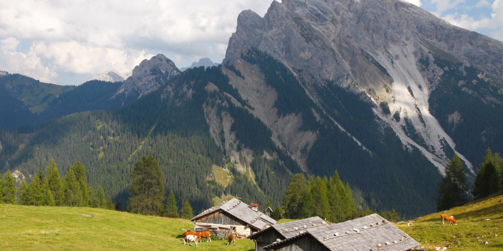 Eine Hochalm im Tourenparadies Pragser Dolomiten