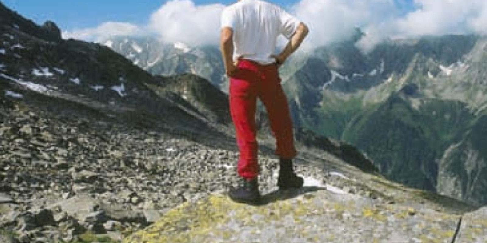 Unterwegs am Siebenschneidensteig, der quer durch die westseitigen Kare des Ahornkammes führt; der Blick aus dem Popbergkar in den Grund der Stilluppe