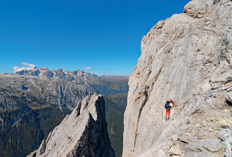 Die luftige Querung an der »Stella Alpina«, hinten die Pala-Nordkette, in Wolken links der Címon della Pala