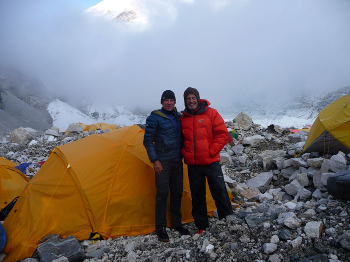 Mit Peter Hamor. Mit Horia xxxx (Rumänien) plant der Slowake den Everest über die Westschulter und das Hornbein-Couloir zu besteigen, bevor sie zum Lhotse rüber traversieren (ohne Sherpa-Hilfe und ohne Sauerstoff)