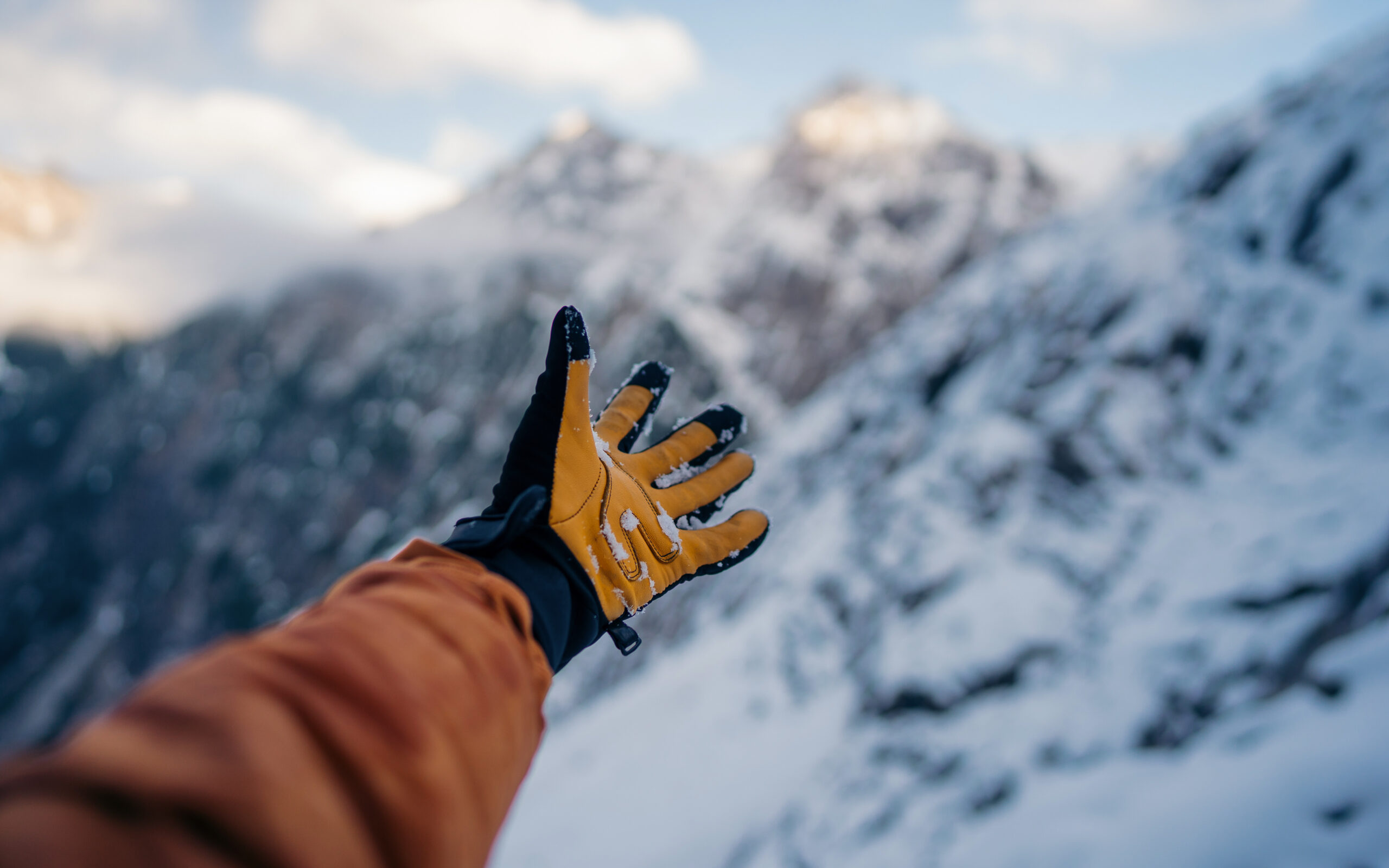 Hochwertige Skihandschuhe sind unverzichtbar, um die Hände warm und trocken zu halten.