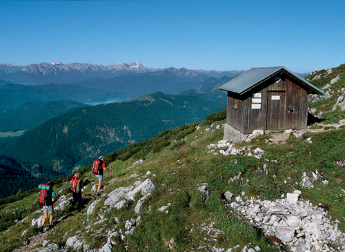 Vom Gipfelhüttchen an der Benediktenwand bietet sich ein überwältigender Ausblick ins Wettersteingebirge