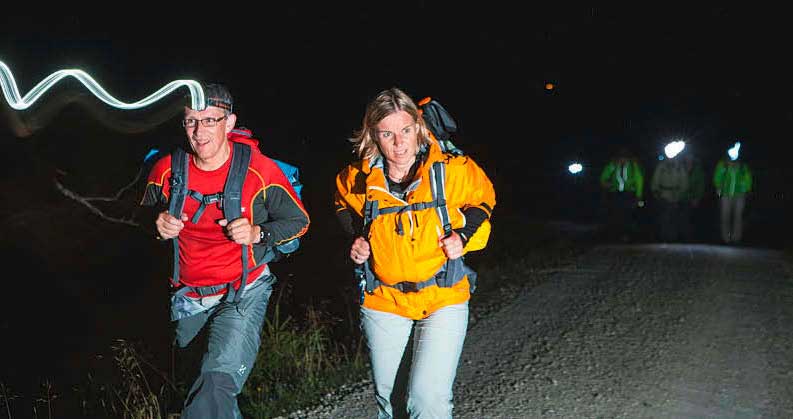 Eine Nacht durchzuwandern ist für die meisten Neuland. Gemeinsam macht’s mehr Spaß.