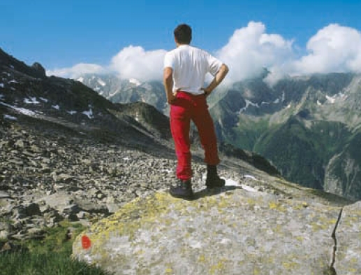 Unterwegs am Siebenschneidensteig, der quer durch die westseitigen Kare des Ahornkammes führt; der Blick aus dem Popbergkar in den Grund der Stilluppe